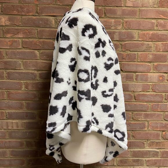LOF Ivory & Black Cheetah Print Cape Poncho NWT - Picture 3 of 6
